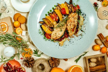 Tavuk göğsü, patates püresi, ızgara sebze ve masada servis edilen malzemeler.