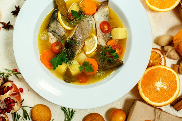 Rysk Soppa Med Fisk Tallrik Och Ingredienser Serveras Bordet — Stockfoto