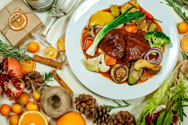 テーブルの上で提供される焼きブロッコリー野菜とキノコとジューシーなステーキ — ストック写真