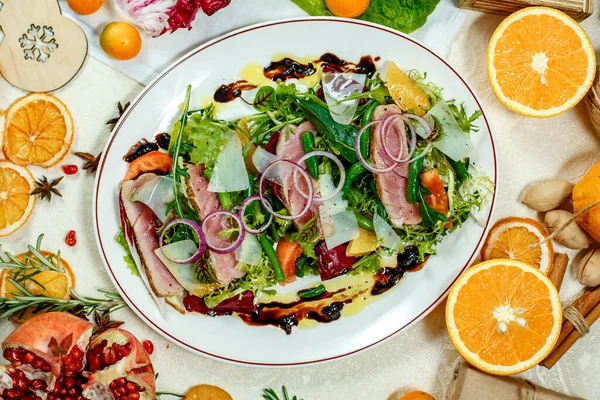 Salat Mit Geräuchertem Fleisch Und Zutaten Auf Dem Tisch lizenzfreie Stockfotos