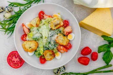 Sebze ve sebzeli Sezar salatası, masada sağlıklı yiyecekler.