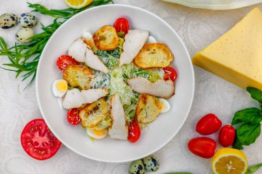 Sebzeli ve sebzeli Sezar salatası, masada sağlıklı yemek.
