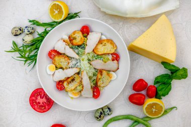 Sebzeli ve sebzeli Sezar salatası, masada sağlıklı yemek.