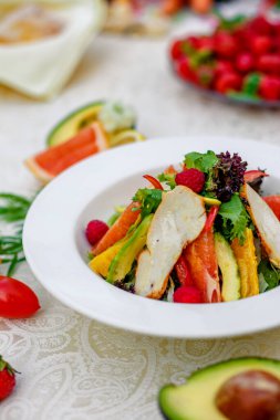 Tavuklu sebzeli salata ve sebzeler, masada sağlıklı yiyecekler.