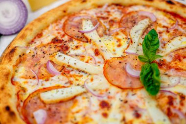 Peynir ve sebzelerle servis edilen lezzetli İtalyan pizzası.