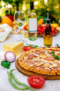 Peynir ve sebzelerle servis edilen lezzetli İtalyan pizzası.