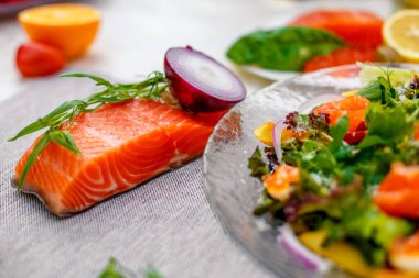 Sebzeli taze salata, yeşillik ve masada servis edilen havyarlı kırmızı balık, sağlıklı yiyecekler.