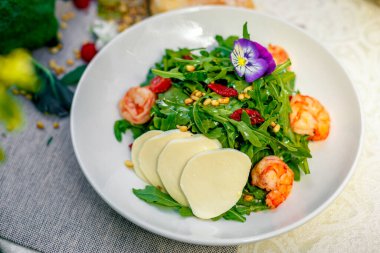 Kurutulmuş et, sebze ve sebzeli taze salata, sağlıklı yiyecekler.