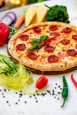 Peynir ve sebzelerle servis edilen lezzetli İtalyan pizzası.