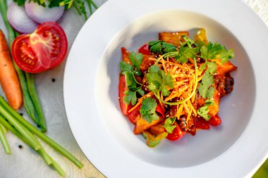 Sebze ve sebzeli taze vejetaryen salatası, sağlıklı yemek.
