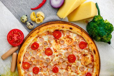 Peynir ve sebzelerle servis edilen lezzetli İtalyan pizzası.