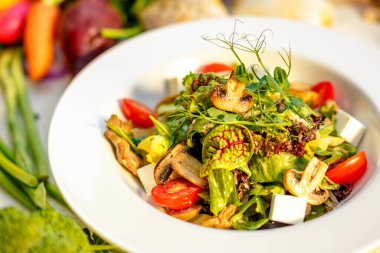 Mantarlı, peynirli, domatesli, otlu ve sebzeli taze salata.