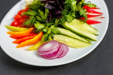 sebze dilimleri, peynir, domates, biber, yeşillik, turp, soğan, salatalık, zeytin, sağlıklı yiyecek, izole edilmiş
