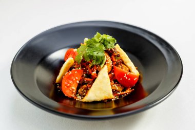 Et ve soya soslu Tayland salatası, izole edilmiş.