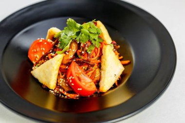 Et ve soya soslu Tayland salatası, izole edilmiş.