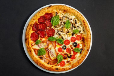 Peynirli ve fesleğenli sıcak İtalyan pizzası, izole edilmiş.