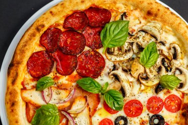 Peynirli ve fesleğenli sıcak İtalyan pizzası, izole edilmiş.