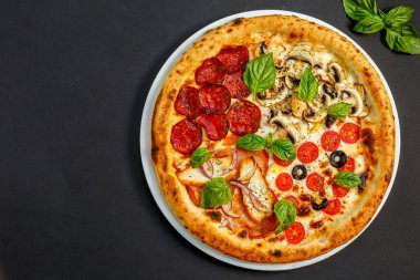 Peynirli ve fesleğenli sıcak İtalyan pizzası, izole edilmiş.