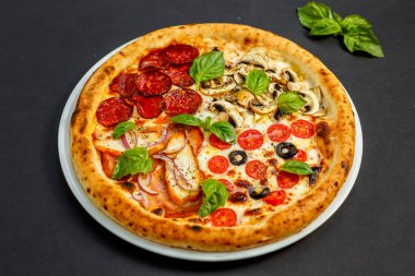 Peynirli ve fesleğenli sıcak İtalyan pizzası, izole edilmiş.