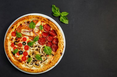 Peynirli ve fesleğenli sıcak İtalyan pizzası, izole edilmiş.