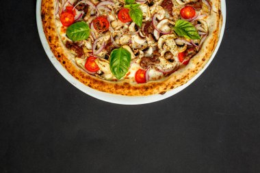 Peynirli ve fesleğenli sıcak İtalyan pizzası, izole edilmiş.