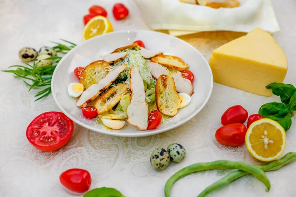 Sebzeli ve sebzeli Sezar salatası, masada sağlıklı yemek.