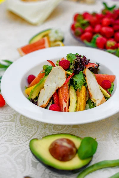 鸡肉蔬菜和香草 健康食品放在桌上 — 图库照片