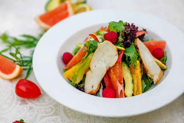 Ensalada Con Verduras Hierbas Pollo Comida Saludable Mesa — Foto de Stock