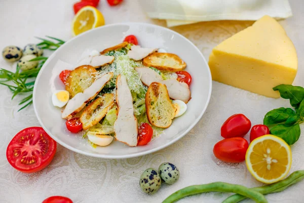 Caesar Salat Mit Hühnergemüse Und Kräutern Gesundes Essen Auf Dem — Stockfoto