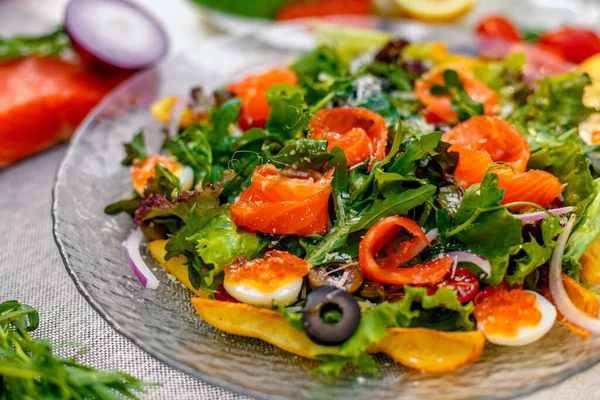 Salada Fresca Com Legumes Verduras Peixe Vermelho Com Caviar Servido — Fotografia de Stock