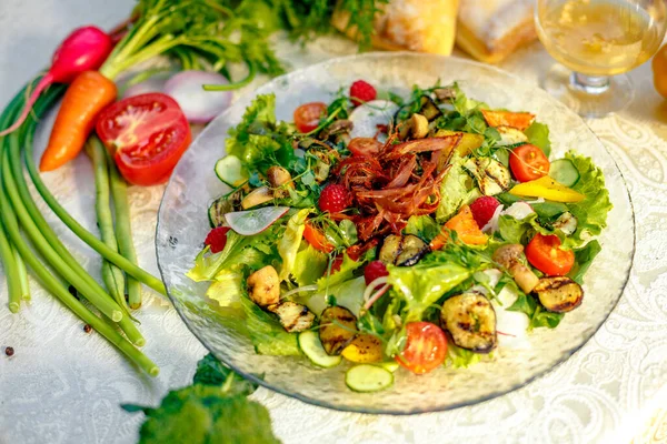 Insalata Fresca Con Carne Secca Erbe Verdure Servite Tavola Con — Foto Stock