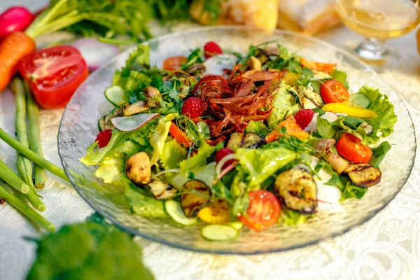 新鲜沙拉 配以干肉 香草和蔬菜 与配料 健康食品一起放在桌上 — 图库照片