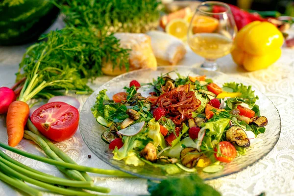 Kurutulmuş Sebze Sebzeli Taze Salata Masada Malzemelerle Servis Ediliyor Sağlıklı — Stok fotoğraf