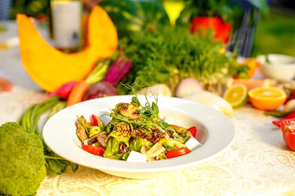 新鲜沙拉 配以蘑菇 西红柿 香草和蔬菜 并配上配料和健康食品 — 图库照片