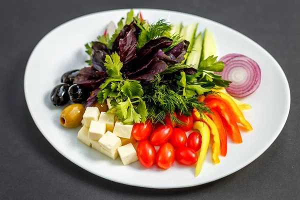 野菜のスライス チーズ トマト ピーマン 玉ねぎ キュウリのオリーブ 健康食品 — ストック写真