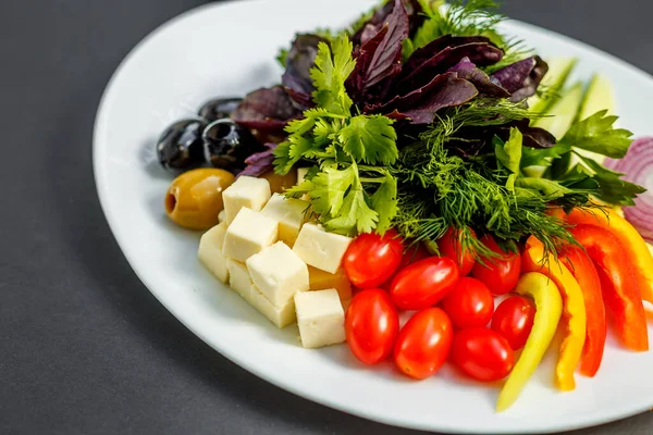 Sebze Dilimleri Peynir Domates Biber Yeşillik Turp Soğan Salatalık Zeytin — Stok fotoğraf