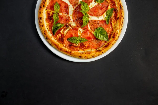 Hete Italiaanse Pizza Met Kaas Basilicum Geïsoleerd — Stockfoto