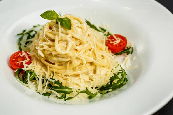 Smaczne Apetyczne Klasyczne Włoskie Makaron Spaghetti Sosem Pomidorowym Ser Parmezan — Zdjęcie stockowe