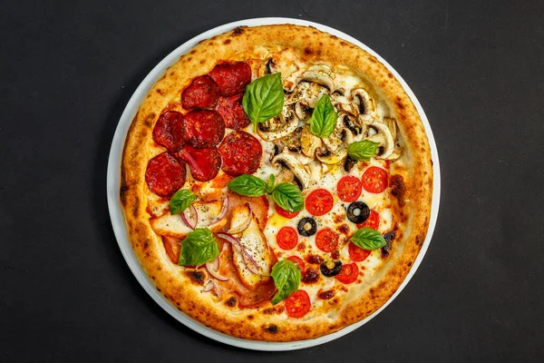 Hete Italiaanse Pizza Met Kaas Basilicum Geïsoleerd — Stockfoto