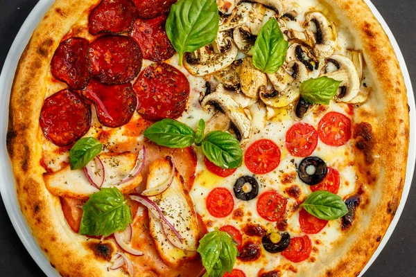 Hete Italiaanse Pizza Met Kaas Basilicum Geïsoleerd — Stockfoto