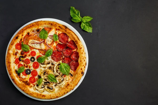 Hete Italiaanse Pizza Met Kaas Basilicum Geïsoleerd — Stockfoto