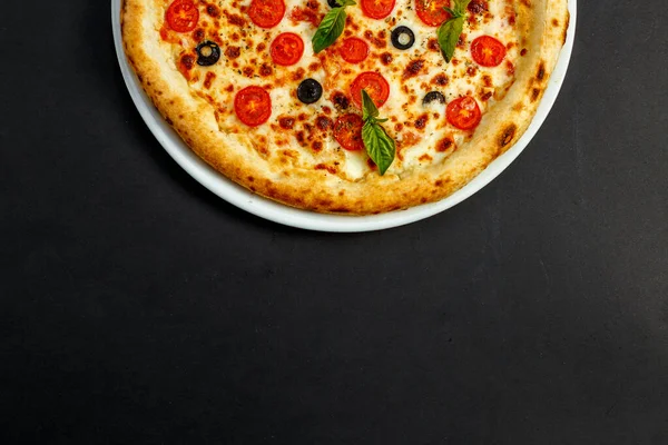Pizza Italiana Caliente Con Queso Albahaca Aislada — Foto de Stock