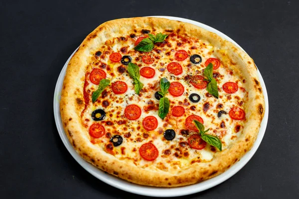 Hete Italiaanse Pizza Met Kaas Basilicum Geïsoleerd — Stockfoto