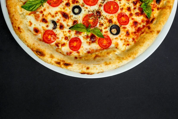 Pizza Calda Italiana Con Formaggio Basilico Isolata — Foto Stock