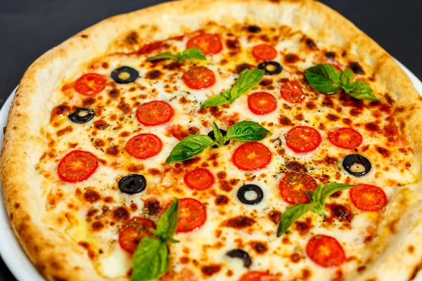 Hete Italiaanse Pizza Met Kaas Basilicum Geïsoleerd — Stockfoto