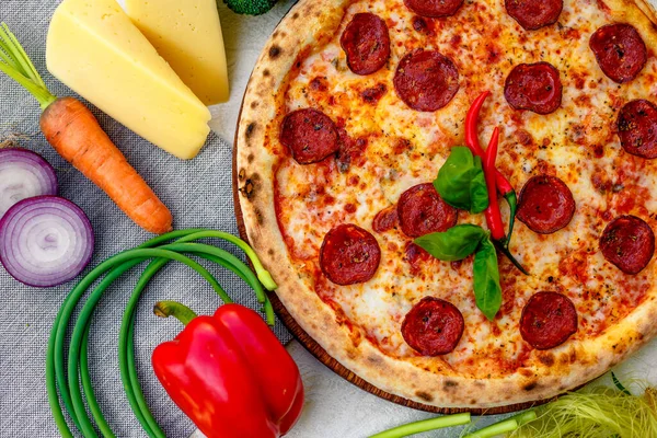 Leckere Italienische Pizza Auf Dem Tisch Mit Zutaten Käse Und Stockfoto