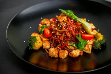 Tayland mutfağı, tavuklu pilav, brokoli, domates ve yeşillik.