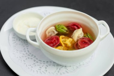 Çocukların renkli hamur köfteleri, pancar, ıspanak ve havuçtan elde yoğurma ve et doldurma ile yapılan hamurlar