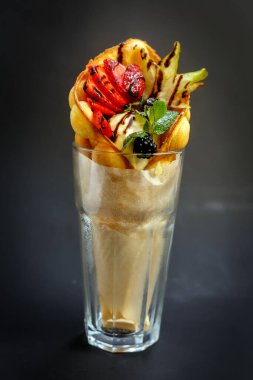 Waffle, nane ve böğürtlenli bir fincanda dondurma