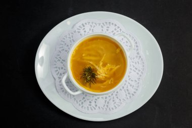 Tavuklu erişte çorbası ve beyaz tabakta çorba.